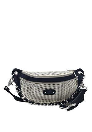 Petit sac bandoulière noir et blanc avec accent en chaîne argentée, poche avant zippée et sangle réglable avec fermoirs métalliques.