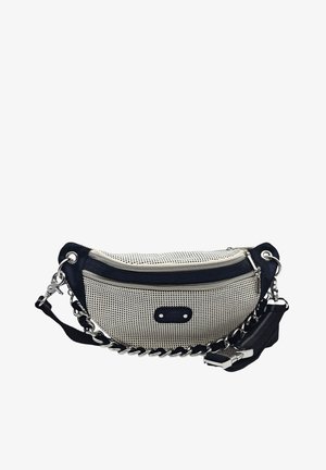 Petit sac bandoulière noir et blanc avec accent en chaîne argentée, poche avant zippée et sangle réglable avec fermoirs métalliques.