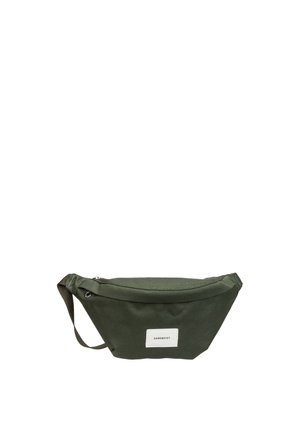 Marsupio compatto in tessuto verde scuro con una tracolla nera regolabile e un'etichetta bianca con la scritta "SANDQVIST" sul davanti.