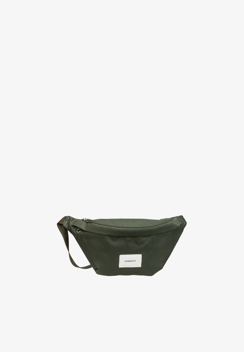 Kompakte dunkelgrüne Stoff-Gürteltasche mit einem schwarzen verstellbaren Riemen und einem weißen Etikett mit der Aufschrift "SANDQVIST" vorne.