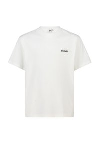 Witte katoenen t-shirt met een ronde hals en korte mouwen; heeft een kleine zwarte tekst "CHICAGO" op de linker borst. Eenvoudig ontwerp.