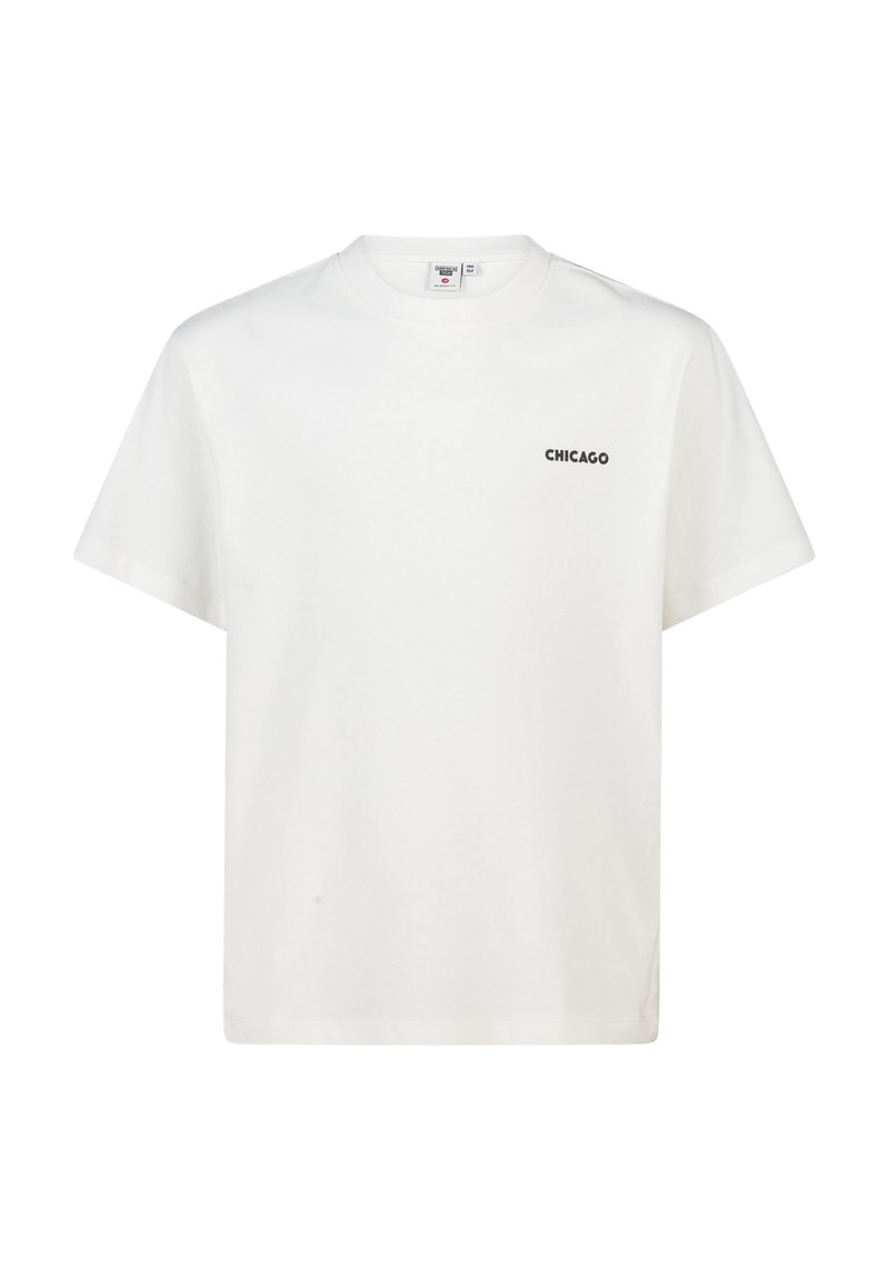 Witte katoenen t-shirt met een ronde hals en korte mouwen; heeft een kleine zwarte tekst "CHICAGO" op de linker borst. Eenvoudig ontwerp.