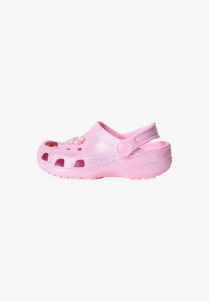 Sabot en caoutchouc rose pour enfant avec des trous de ventilation et des breloques décoratives sur le dessus, avec une bride au talon pour un maintien sûr.