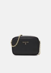 Bolso bandolera de cuero negro con forma rectangular, cadena dorada y un logo en la parte frontal. Superficie texturizada, cierre con cremallera.