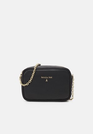Borsa a tracolla in pelle nera con forma rettangolare, tracolla in catena dorata elogo sul davanti. Superficie texturizzata, chiusura con zip.