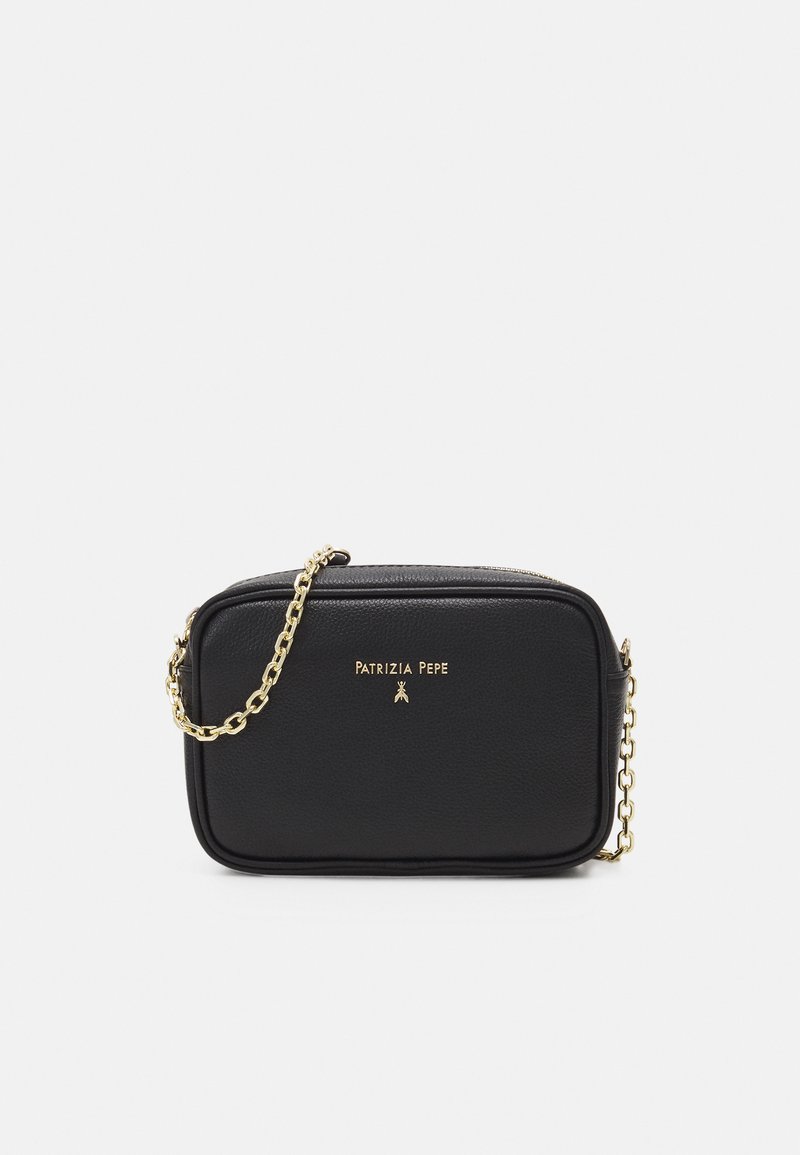 Bolsa transversal de couro preto com formato retangular, alça de corrente dourada e um logotipo na parte da frente. Superfície texturizada, fecho em zíper.