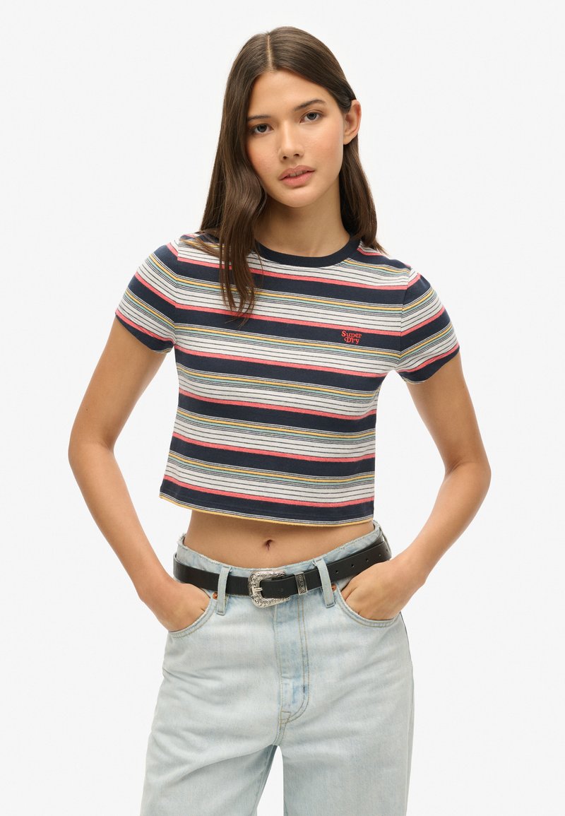 Kortærmet t-shirt med horisontale, multikolorede striber. Ribbet halsudskæring, korte ærmer, navy baggrund. Har lille logo på brystet.