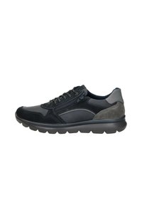 Sportschoenen van gemengde materialen in zwart en grijs. Beschikt over een vetersluiting aan de voorkant, een gevoerde kraag en textuurelementen aan de zijkanten.