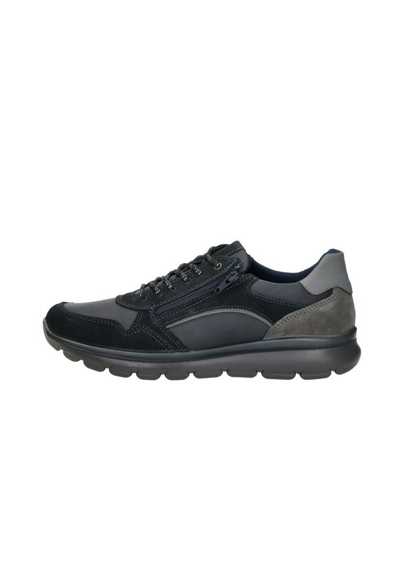 Sportschoenen van gemengde materialen in zwart en grijs. Beschikt over een vetersluiting aan de voorkant, een gevoerde kraag en textuurelementen aan de zijkanten.