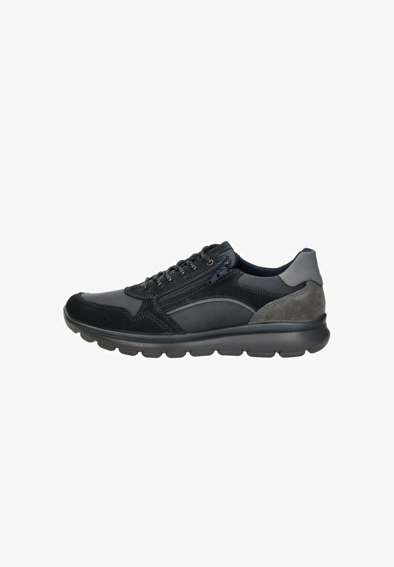 Sportschoenen van gemengde materialen in zwart en grijs. Beschikt over een vetersluiting aan de voorkant, een gevoerde kraag en textuurelementen aan de zijkanten.