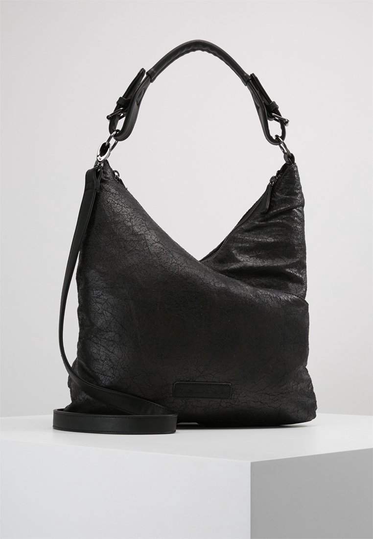 Musta nahkainen hobo-laukku, jossa on teksturoitu pinta, epäsymmetrinen muotoilu, säädettävä olkahihna ja vetoketjukiinnitys yläosassa.