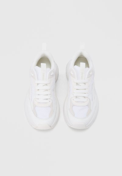 Λευκά αθλητικά παπούτσια με πλέγμα και συνθετικό υλικό, με κορδόνια, επενδεδυμένο γιακά και χοντρή σόλα από καουτσούκ.