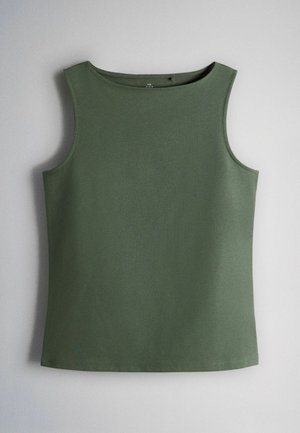 Varrukateta oliivroheline paistetükk ümara kaelusega, esitatud tasaselt heleda tausta ees.