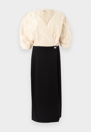 Vestido midi bicolor con parte superior crema de mangas abullonadas que presenta un escote cruzado y falda negra ajustada con detalle de botones laterales.
