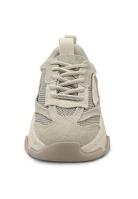 Scarpa sportiva beige con upper in camoscio e mesh, dotata di colletto imbottito, lacci piatti e suola in gomma spessa. Design con punta arrotondata.