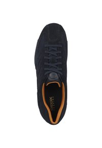 Navy blue sneaker with suede and mesh upper, thick laces, and orange interior. Features a rounded toe and branded logo on the tongue.