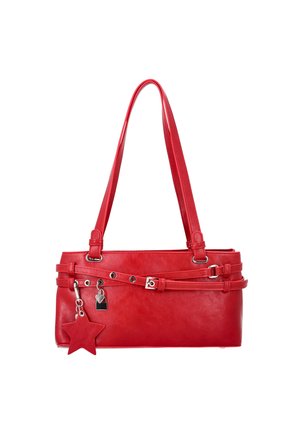 Rote rechteckige Handtasche mit doppelten Schulterriemen, dekorativem Gürtel, Metallösen, kleinem Schlossanhänger und sternförmigem Schlüsselanhänger.