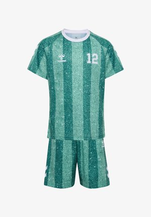 Zielono jasna, pionowo prążkowana sportowa koszulka i spodenki z białymi wykończeniami, numer 12 na piersi oraz logo Hummel na piersi i spodenkach.