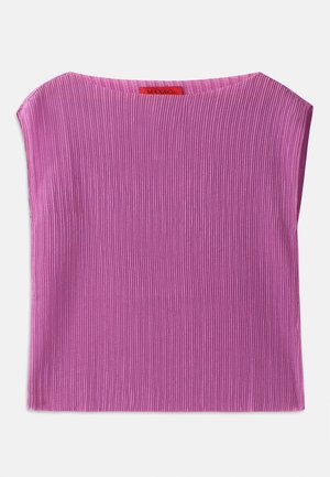Top senza maniche di tessuto strutturato in rosa chiaro, con scollatura rotonda e motivo a righe verticali. Etichetta visibile sul retro con il nome del marchio.