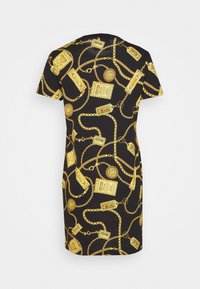 Robe noire à manches courtes avec imprimé chaîne dorée et étiquette comprenant du texte et des motifs d'emblèmes circulaires.