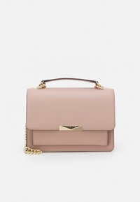 Borsa a tracolla in pelle rosa con chiusura in metallo dorato, forma strutturata, tracolla a catena removibile e dettagli di cucitura discreti sui bordi.