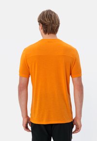 Korte mouw oranje t-shirt met een gladde textuur, ronde hals en een subtiele horizontale naaddetail op de rug. Casual pasvorm.