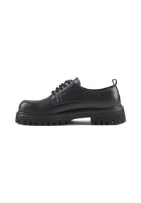 Scarpe stringate in pelle nera con punta tonda, suola in gomma spessa e motivo di battistrada testurizzato, dotate di una linguetta sul retro per un facile indossamento.