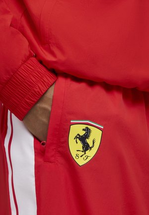 Puma, SF REPLICA DRIVERS AUTHENTIC TRACK PANTS - Pantalones deportivos - red