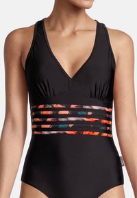Maillot de bain une pièce noir avec un design à col en V, présentant une bande rayée colorée autour de la taille dans des tons d'orange, de rose et de teal.