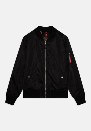 Černá bomber bunda s předním zipem, žebrovanými manžetami a pasem. Má dvě boční kapsy a kapsu na zip na rukávu. Hladká textura.