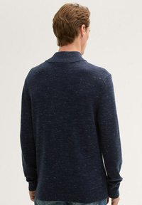 Pulover tricotat bleu marin, cu guler și mansete cu model în relief, cu un finisaj texturat și o croială relaxată, conceput pentru un look casual versatil.