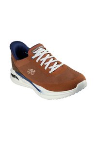 Zapatilla Skechers Arch Fit en malla marrón con cordones blancos, que presenta un acento en el talón en azul marino y una suela intermedia blanca con un detalle en azul.