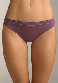 Donji dio ljubičastog bikinija od glatke tkanine, sa dizajnom niskog struka i kontrastnim pojasom s detaljima šavova.