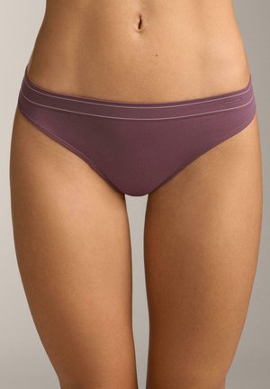 Paarse bikinibroekje gemaakt van gladde stof, met een lage taille en een contrasterende tailleband met stikseldetails.
