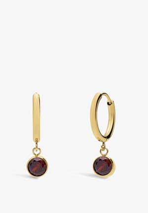 Gouden hoepeloorbellen met een hangende ontwerpen, voorzien van een ronde, facette burgundy steen, een gladde textuur en een gepolijste afwerking.