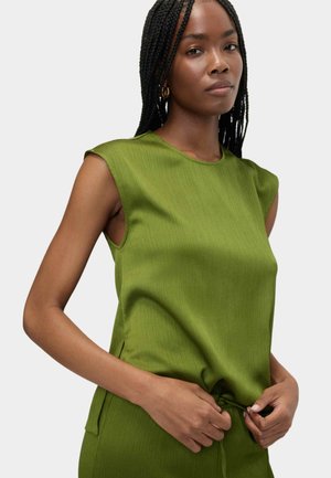 Top verde senza maniche con tessuto testurizzato, scollatura rotonda e spacchi laterali. Il design presenta una vestibilità rilassata e un dettaglio annodato in vita.
