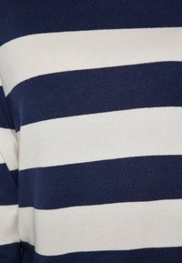 Marineblauwe en witte gestreepte gebreide trui met brede horizontale strepen en een zachte, geribbelde textuur. Ontworpen voor een casual uitstraling.