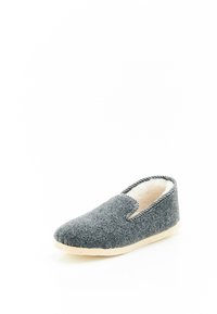 Chausson en feutre gris avec un intérieur en peluche, semelle en caoutchouc et couture rayée contrastante le long de l'ouverture.