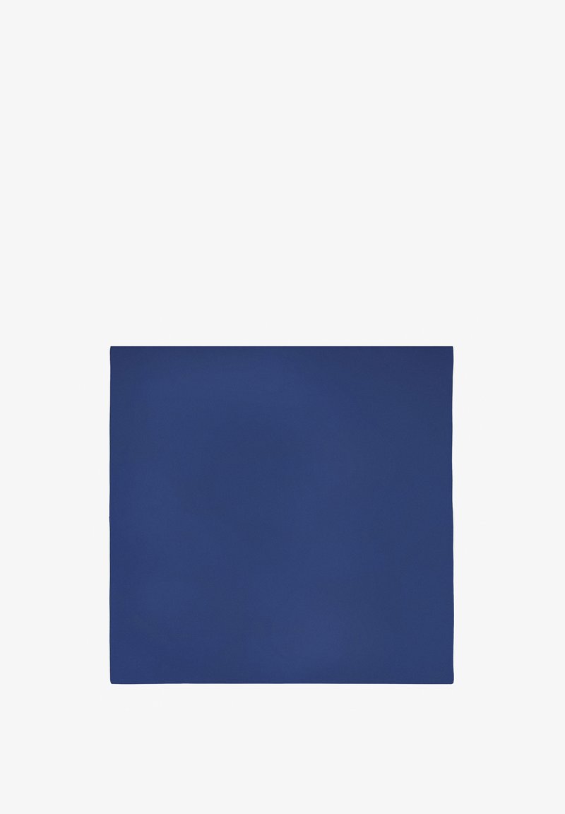 Effen marineblauwe vierkante stof met iets onregelmatige randen, plat gelegd tegen een witte achtergrond.