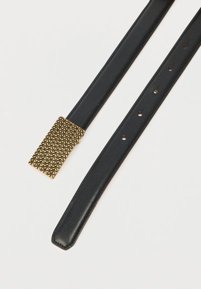 Curea neagră de piele cu cataramă rectangulară aurie texturată și multiple găuri pentru reglare pe un fundal alb.