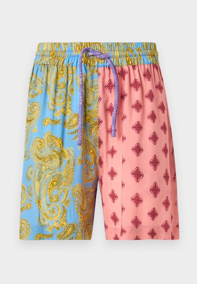 Farebné šortky s modrou stranou zdobenou zlatými paisley vzormi a ružovou stranou s mahagónovými diamantovými motívmi, elastický pás a šnúrka na stiahnutie.