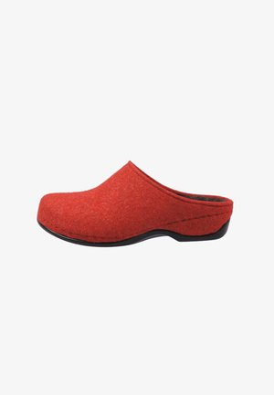 Roter Clog-Hausschuh zum Hineinschlüpfen mit Filzober material und schwarzer Sohle, seitlich auf weißem Hintergrund gezeigt.