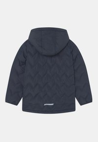 Doudoune marine avec capuche, dotée d'un design matelassé et de bandes horizontales au niveau de l'ourlet. Texture lisse avec des poignets élastiques.