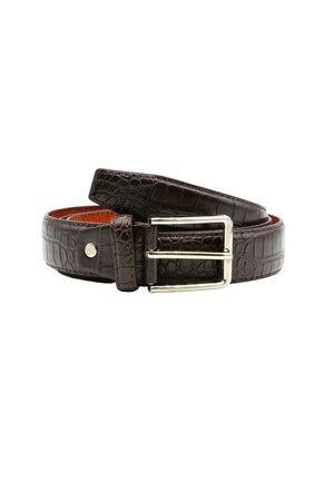 Cintura in pelle marrone con texture a coccodrillo, dotata di una fibbia in metallo argento e fodera interna di un marrone chiaro.