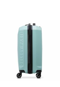 Maleta dura turquesa con superficie texturizada, cremallera negra y cuatro ruedas giratorias. Presenta un logo en relieve en el lateral.
