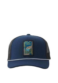 Marineblauwe pet met een stijve voorzijde, zijden van gaas en een decoratieve patch met een landschapontwerp. Contraststiksel langs de rand.