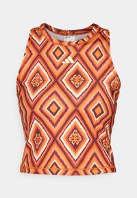 Haut court athlétique sans manches avec motif géométrique de diamants et fleurs en orange, marron et blanc, et petit logo Adidas blanc sur la poitrine.