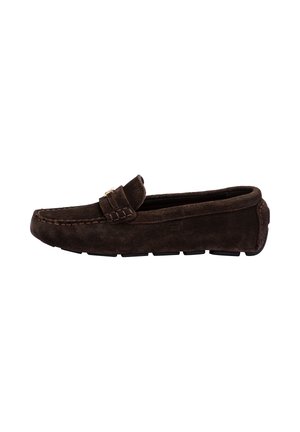 Mocassin pour homme en daim brun foncé avec détails cousus et semelle en caoutchouc antidérapante, vue latérale sur fond blanc.