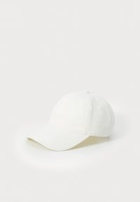Weißer Baumwoll-Baseball-Cap mit gebogenem Schirm, ausgestattet mit einem gestickten Logo auf der Vorderseite und einem Belüftungsloch an der Seite.