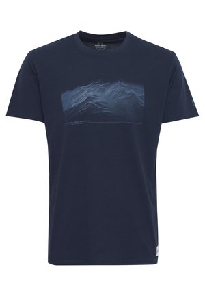 Sötétkék pamut póló világos kék hegygrafikával, ívelt vonalakkal és az "ma nem, holnap" felirattal alatta.